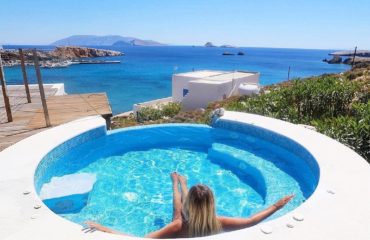 A perfect place. Htel folegandros with outdoor shared jakuzzi sea view.