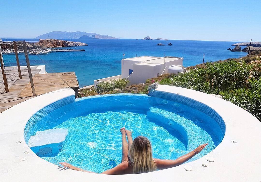 A perfect place. Htel folegandros with outdoor shared jakuzzi sea view.