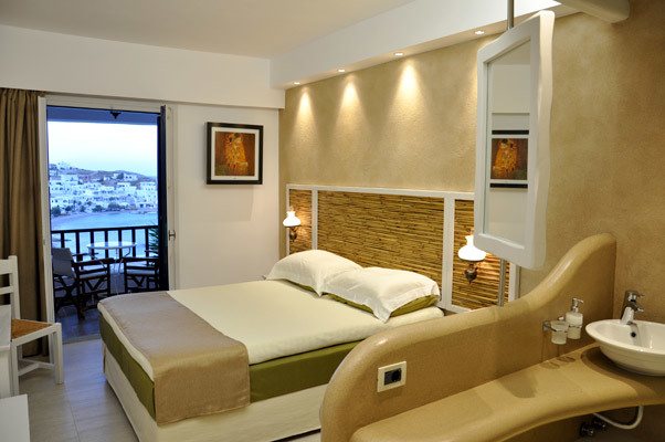 Folegandros best hotels. Karavostasi port hotels. Beach rooms.