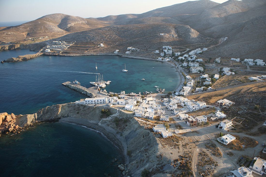Folegandros port karavostasi. Greek islands hotels folegandros. Best hotels holidays couples.