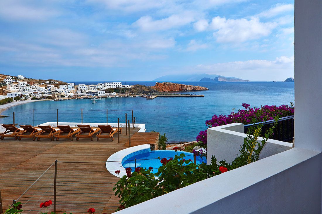 Folegandros beach hotels. Folegandros booking. Best greek islands for families. Outdoor jakuzzi hotel.
