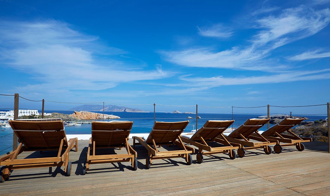 Folegandros beach hotels. Outdoor shared jakuzzi hotels. Karavostasi near port hotel.
