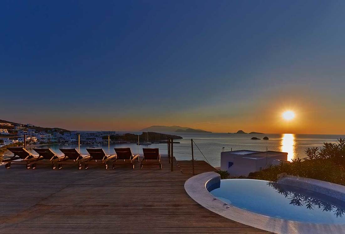 Folegandros beach hotel with outdoor shared jakuzzi. Folegandros booking.