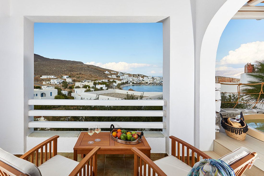 Sea view hotels in folegandros. Superior suite with outdoor jakuzzi hot tub. Folegandros booking. Folegandros hotels