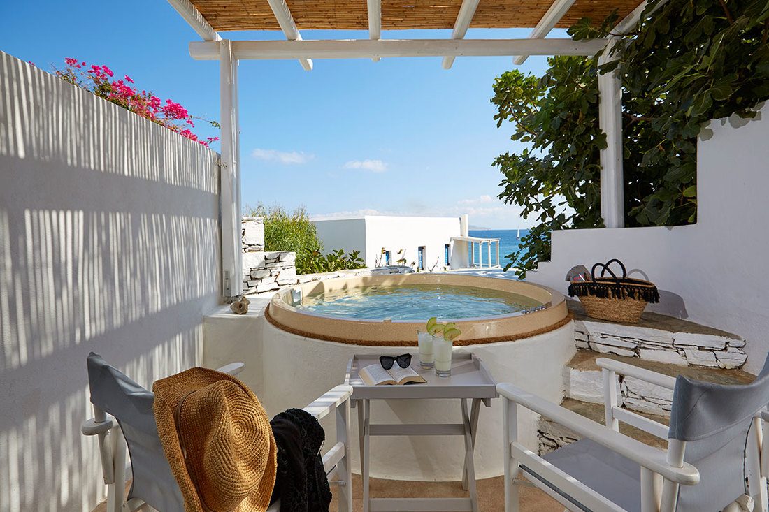 Superior double room with hot tub, outdoor jakuzzi. Folegandros hotels with sea view.