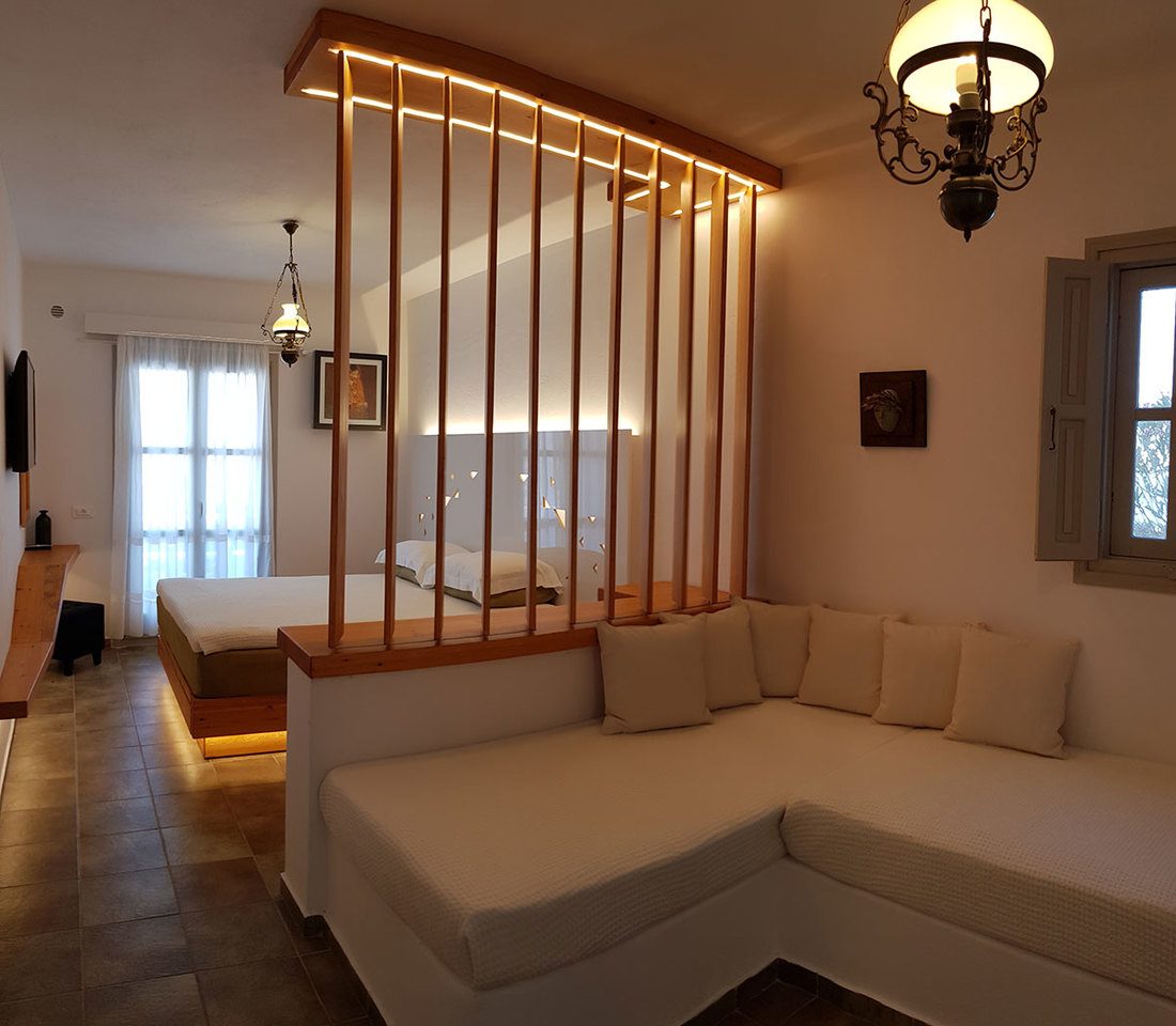 Folegandros studios for 4 persons with seaview. Hotels folegandros in karavostassi port.