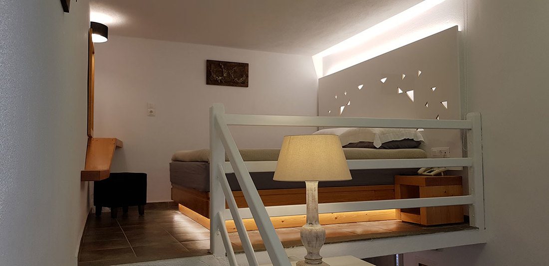 Folegandros Stay in apartments hotel. Superior rooms in Folegnandros by the beach. Karavostasi beach